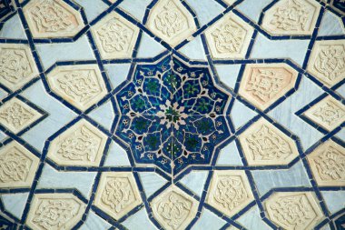 Bir caminin tabanında Majolica ve alçı süsleme.