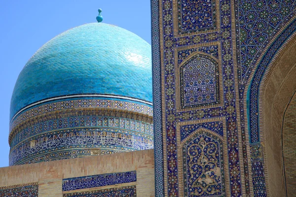 布哈拉可兰经学校的穹顶和大门 乌兹别克斯坦 — 图库照片