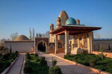 Kokand 'da renkli bir cami. Özbekistan.