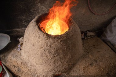 Özbekistan 'daki her kırsal ailenin kil ve samandan yapılmış bir fırını vardır. Orada sadece ekmek değil, aynı zamanda farklı malzemelerle dolu hamur tatlısı da var..