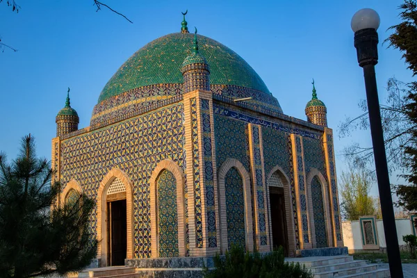 乌兹别克斯坦科坎德朝圣地点的一座陵墓 — 图库照片