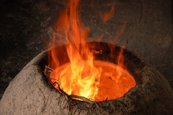 Voordat Brood Bakt Kleioven Moet Eerst Een Vuur Maken Dan — Stockfoto