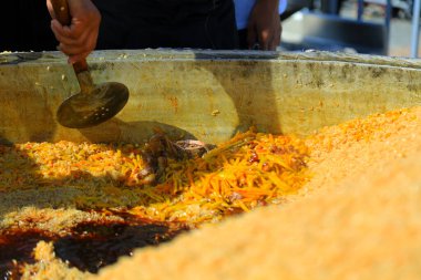 Semerkand Plov tarifine göre, malzemeler katmanlar halinde pişirilecek..