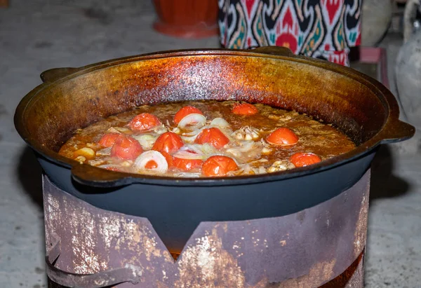 在一个大的大锅中制备Dimlama 在布哈拉的晚餐 — 图库照片