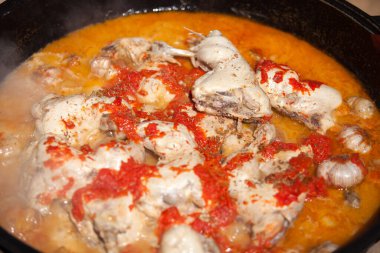 Farklı sebzeler ve tavuk etleri, bu karışım harika bir yemek oluşturuyor - Dimlama.