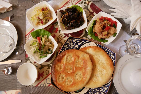 食事の前のサラダは常にウズベキスタンで提供されます — ストック写真
