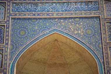 Buhara 'daki bir medresenin renkli portalı. Özbekistan.