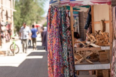 Khiva 'daki bir hediyelik eşya dükkanındaki renkli eşarplar. Özbekistan.