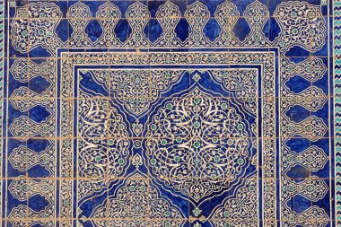 Khiva 'daki çiçekli fayans duvarları halıya benziyor. Özbekistan.