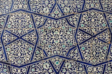 Khiva 'daki duvardaki çiçekli fayanslar. Usbekistan.