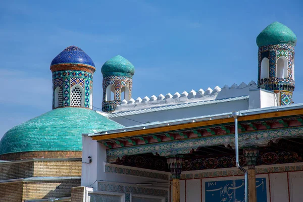 科坎德的圆顶是青绿色的 部分是彩色的 乌兹别克斯坦科坎德 — 图库照片