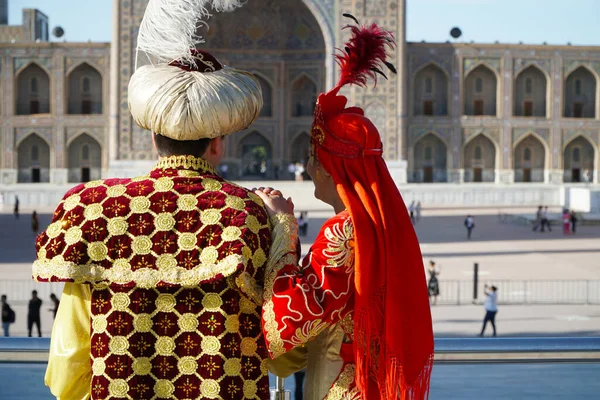 Kral ve kraliçesi Semerkant 'taki Registan Meydanı' nda..    