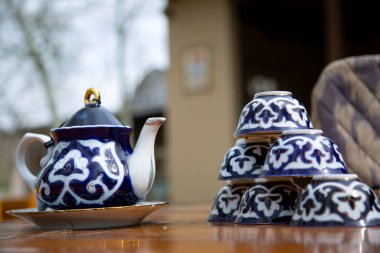 Pamuk desenli porselen çaydanlık ve çay fincanları..