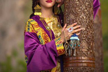 Semerkand 'daki geleneksel elbiseli güzel gelin. Özbekistan.