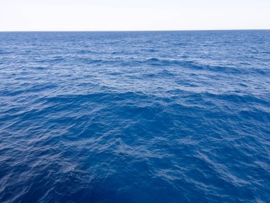 Güzel Akdeniz 'in koyu mavi rengi vardır..