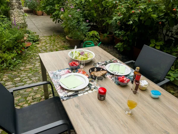 stock image Barbecue dinner in a beautiful courtyard.