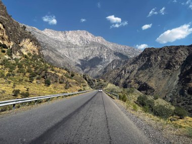Tacikistan 'daki Pamir otoyolu boyunca seyahat ediyor..