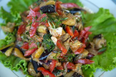 Patlıcan, domates, sarımsak, biber, ayçiçeği yağı ve dereotundan yapılan salata..