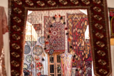 Kapı dekorasyonundan renkli duvar süslemelerini görebilirsiniz..