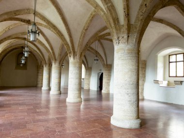 Burghausen Kalesi 'ndeki tarihi salon 14. yüzyıldan kalma..