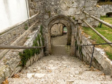 Nehrin aşağısındaki yol Almanya ile Avusturya arasında..