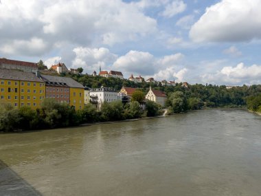 Burghausen Kalesi 'nin üzerindeki köprüden manzara..