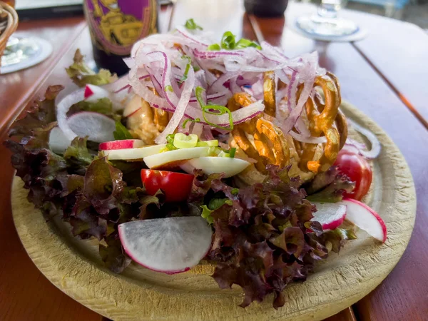 Salad Lezat Dengan Makanan Lezat Yang Berbeda — Stok Foto