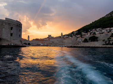 Dubrovnik Limanı 'nda cennet gibi bir gün batımı.