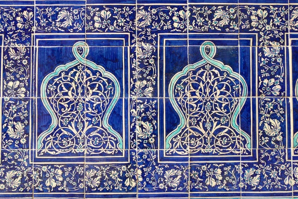 ヒヴァ市内の城壁のほとんどは青い花のタイルで覆われていた ウズベキスタン — ストック写真