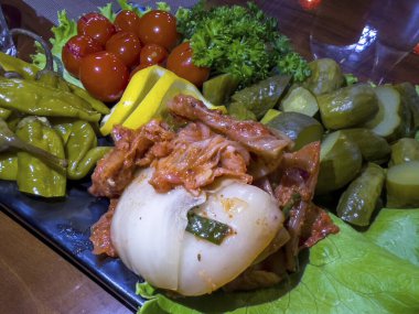 Votka için mükemmel bir marine edilmiş salata..