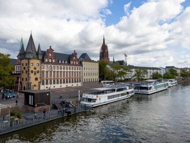 Frankfurt 'taki ana nehirdeki gemi restoranları..