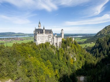 Köprüdeki Neuschwanstein Şatosu uzaktan çok güzel görünüyor..
