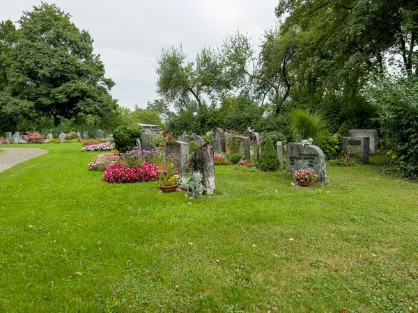瑞士格林芬斯小墓地瑞士格林芬斯的一个很小 维护得很好的墓地 — 图库照片