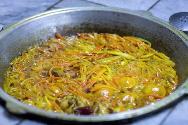 Kırmızı ve sarı havuçlar Plov 'un ana malzemeleridir..