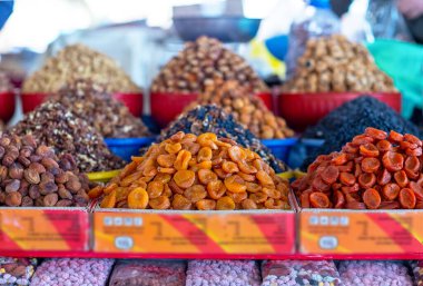 Kayısıların farklı çeşitleri..