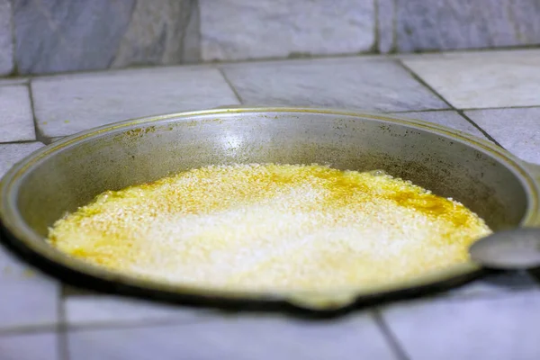 煮饭的时候 你把饭放进大锅里 水就进来了 — 图库照片