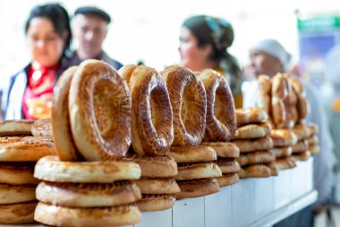 Özbekistan 'daki pazarlarda günde on binlerce taze ekmek satılıyor..