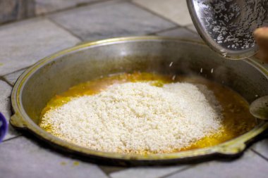 Plov hazırlanıyor ve şimdi gezi kazana gidiyor..