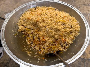 Kuru üzümlü, nohutlu, havuçlu ve pirinçli Semerkand pilavı..