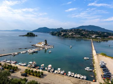 Korfu 'da birçok ada vardır ve her ada güzeldir..