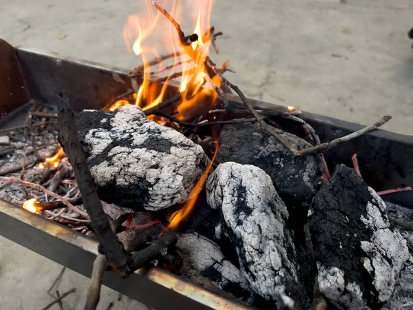 Kömür Izgara Şiş Kebap Yapmak Için Yakılıyor — Stok fotoğraf