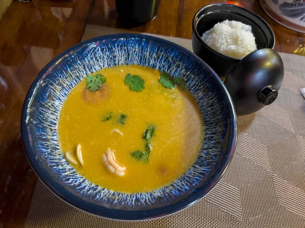 Tom Semerkand Bir Japon Restoranında Lezzetli Bir Çorba — Stok fotoğraf