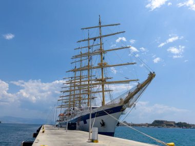 Korfu limanındaki büyük gemi..