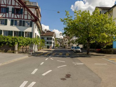 Richterswil sokaklarından birinde tarihi evler var..