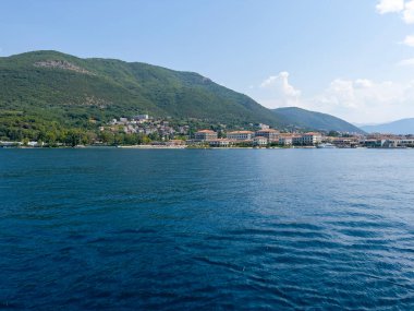 Karadağ 'daki limana yakın.