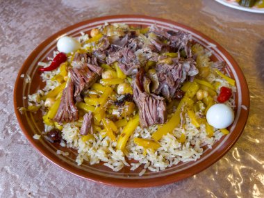 Pirinç, havuç, sığır eti, nohut ve bıldırcın yumurtası ile lezzetli Semerkant..