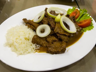 Soğan halkalı haşlanmış biftek..