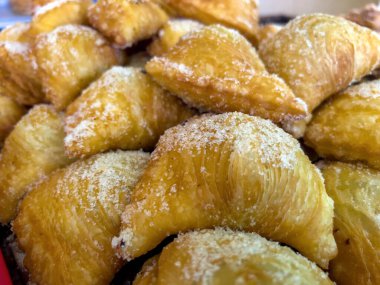 İçinde sebzeler olan kızarmış tatlı köfteler..