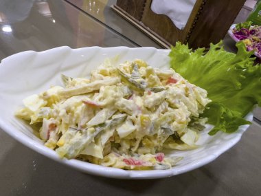 Mayonezli bahar salatası..