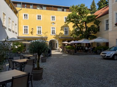 Restoran olarak hizmet veren gizli bir avlu..